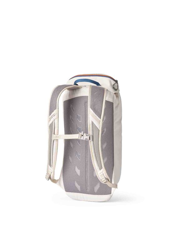 ESSENTIAL HIKINGナノ16