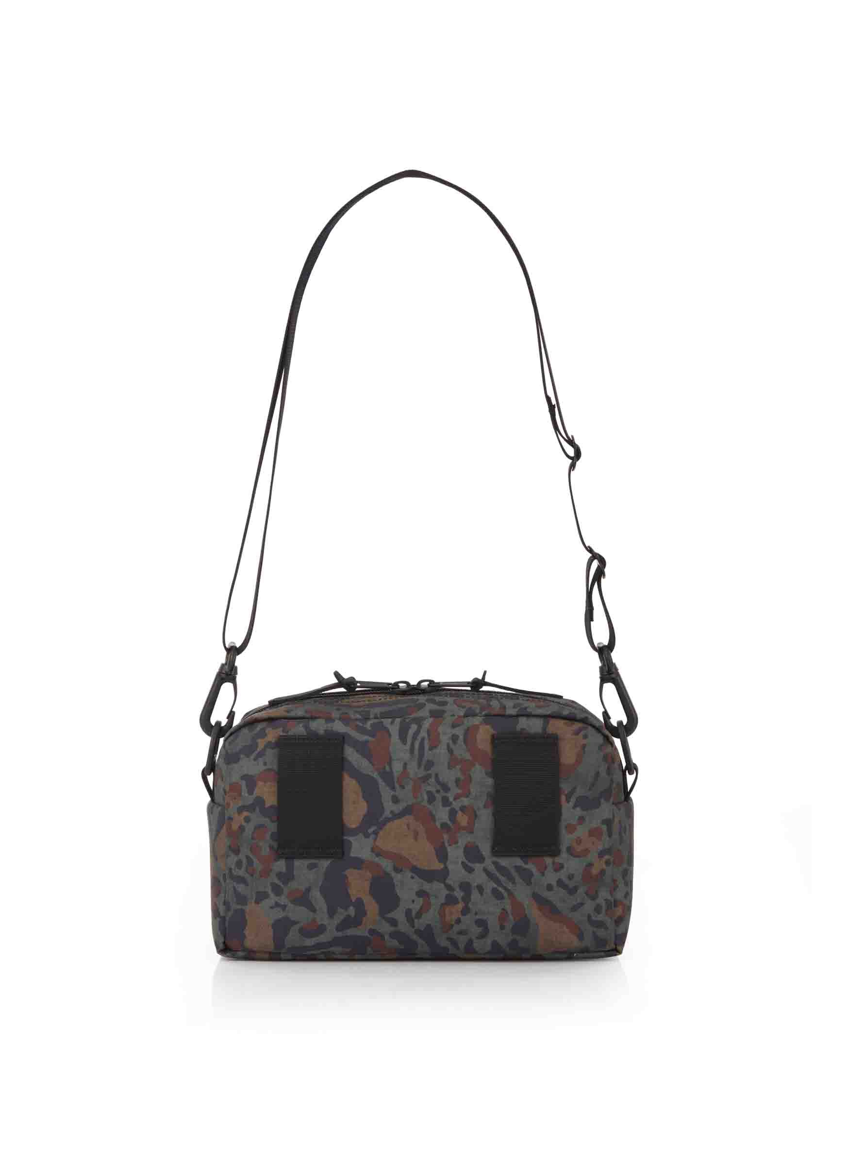 パデッドショルダーポーチM ミリタリーレオパード | グレゴリー公式