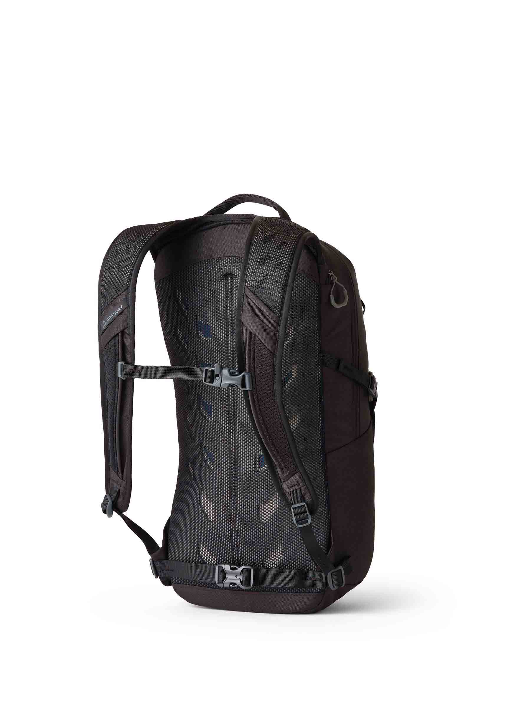 ESSENTIAL HIKINGナノ18