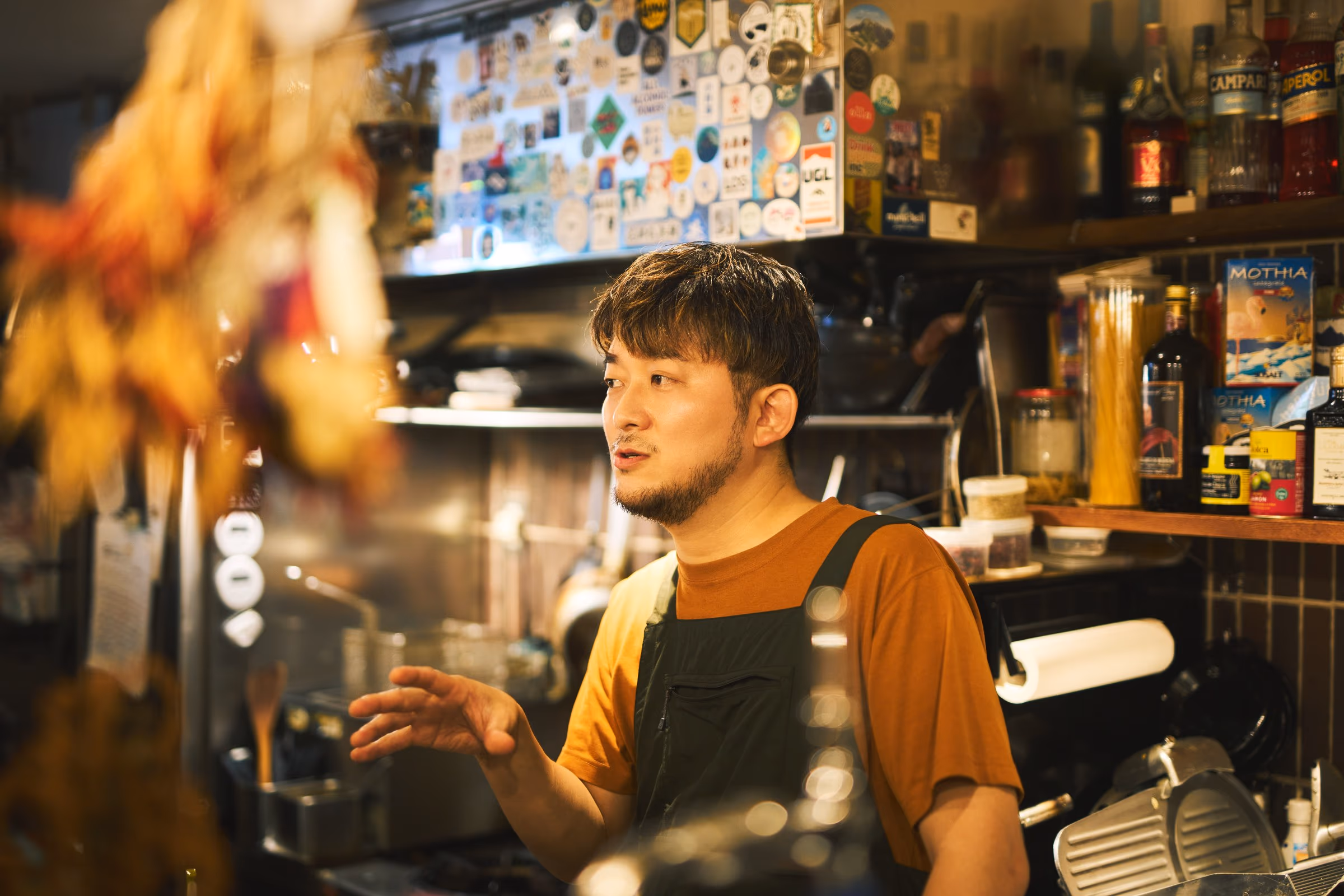 店内で話す伊東勇樹さん