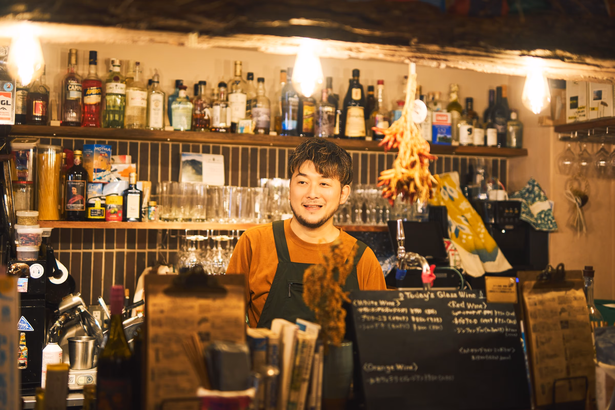 Urban Hütte Koenjiの店内に立つ伊東勇樹さん