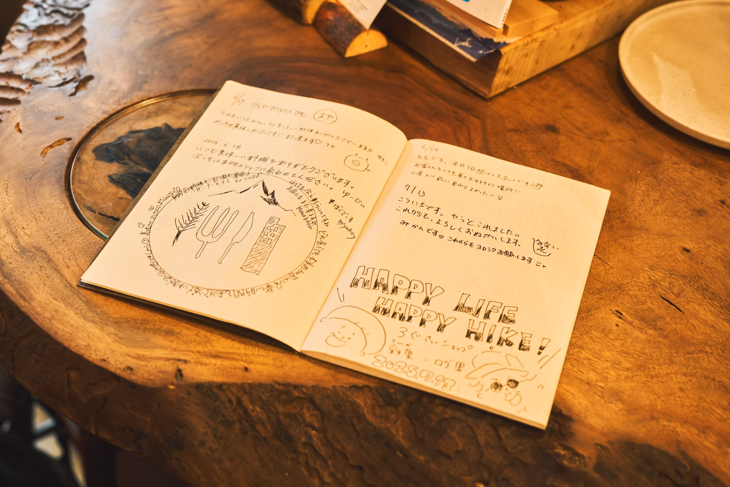 来店者のメッセージが残されたノート