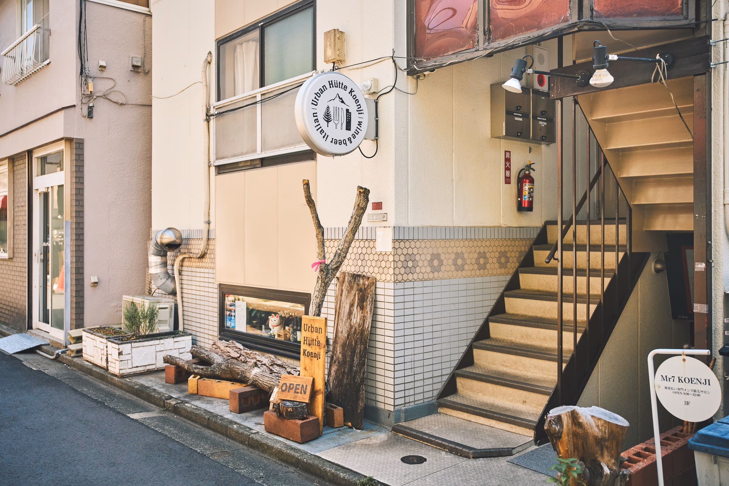 Urban Hütte Koenjiの外観